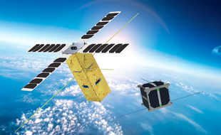 Le nanosatellite en cours de conception au Centre spatial universitaire de Montpellier (à droite)