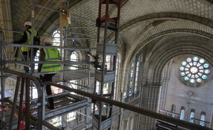 A l'intérieur de la basilique Saint-Donatien, sous la voûte fragilisée.