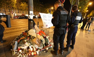 Des policiers rendent hommage à leur collègue Xavier Jugelé, tué lors de l'attentat des Champs-Elysées