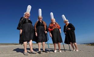 Alexia, Marie-Jeanne, Anna, Marie Louise, quatre jeunes filles dans le vent.
