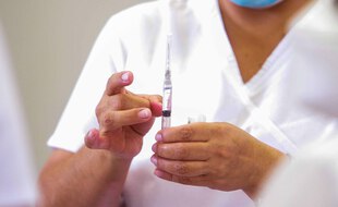 Illustration d'une vaccination avec le sérum Pfizer.