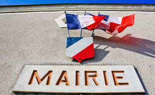Le fronton d'une mairie, dans la Sarthe.