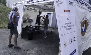 Un centre de dépistage du coronavirus à Laval, en Mayenne.