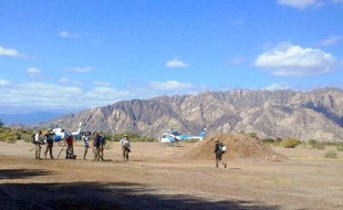 Les deux hélicoptères du tournage de "Dropped" peu de temps avant le décollage et leur collision mortelle, le 9 mars 2015, à Villa Castelli, dans le nord-ouest de l'Argentine