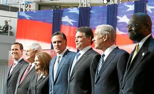 Michele Bachmann, Mitt Romney et Rick Perry (de gauche, à droite, au centre).
