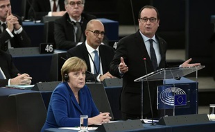 Le président français Francois Hollande (D) prononce un discours à côté de la chancelière allemande (G) au parlement européen, le 7 octobre 2015 à Strasbourg (France)