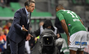 Claude Puel échange ici avec le latéral stéphanois Gabriel Silva, dimanche lors du match ASSE-AS Monaco (1-0). PHILIPPE DESMAZES