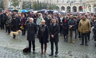 Xavier Debontride, co-président du Club de la Presse de Bretagne, Nathalie Appéré, maire de Rennes, et Emmanuel Couet, président de Rennes Métropole, ont rendu hommage aux victimes ce midi.