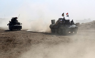 Des membres des forces irakiennes avancent vers Hammam al-Alil, au sud de Mossoul, le 6 novembre 2016