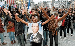 La Grand Place de Lille s'est rapidement remplie de centaines de personnes venues fêter l'élection socialiste.