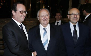 Le président François Hollande accueilli par les président et vice-président du Crif Roger Cukierman et Francis Kalifat au 30e dîner annuel le 23 février 2015 à Paris