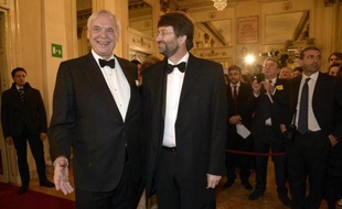 Alexander Pereira, le surintendant de la Scala, et le ministre italien de la culture Dario Franceschini (à d) arrivent pour la première de "Fidelio" de Beethoven, le 7 décembre 2014 à Milan