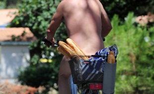 Une naturiste à vélo (illustration).