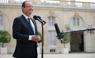 Un mois après son élection, François Hollande, dont la photo officielle a été dévoilée lundi, impose progressivement sa volonté de sobriété à la présidence, avec le désir toujours constant de se démarquer de son prédécesseur Nicolas Sarkozy.