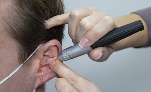 Contrôle d'une oreille par un médecin ORL.