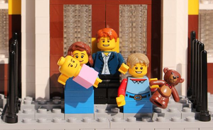 Bien avant sa naissance prévue fin avril 2015, le Royal Baby 2 était déjà né dans le monde de Lego.