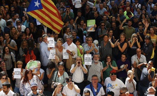Des milliers de Catalans sont descendus dans la rue ce mercredi après l'arrestation d'une douzaine de membres du gouvernement de la région.