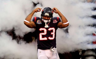 Arian Foster, des Texans de Houston, entre sur le terrain le 16 décembre 2012.