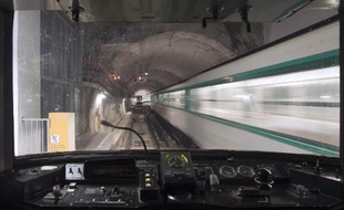 Un tunnel de métro vu à travers la cabine du conducteur, le 18 décembre 2012 à Paris