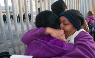 Des proches de prisonniers se rassemblent le 11 février 2016 près de la prison de Topo Chico, à Monterrey, dans le nord-est du Mexique