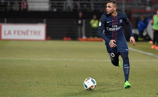 Layvin Kurzawa lors du match entre le PSG et Dijon le 4 février 2017.