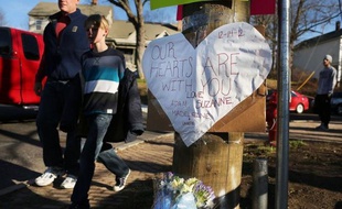 Pourquoi ? Comment ? L'Amérique horrifiée cherchait de difficiles réponses samedi, découvrant les premiers visages des 20 enfants et six adultes massacrés dans une école primaire de Newtown (nord-est), par un jeune de 20 ans.