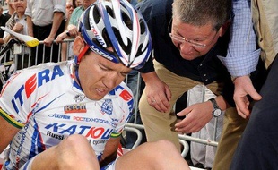 Le sprinter de l'équipe Katyusha, Robbie McEwen, pris dans une chute à l'arrivée du Grand Prix de l'Escaut, le 15 avril 2009.