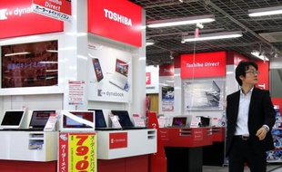 Stand de vente de produits Toshiba dans un magasin de Tokyo, le 11 mai 2015