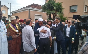 Les imams de la marche des musulmans contre le terrorisme ont terminé leur tournée au lycée juif Ohr Torah, à Toulouse, où Mohamed Merah a assassiné 3 enfants et un adulte.
