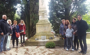 A Assas, les descendants des Poilus morts pour la France, qui habitent toujours le village de leurs aïeux, posent devant le monument aux morts.