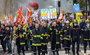 Venus de toute la France, entre 5.000 et 10.000 soldats du feu, selon les syndicats, ont défilé dans le plus grand des vacarmes, mardi 15 octobre 2019, entre la place de la République et la place de la Nation, à Paris.