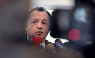 Le président PS du conseil général des Bouches-du-Rhône Jean-Noël Guérini a répondu à des attaques récentes du député UMP marseillais Renaud Muselier, en mettant en cause des investissements immobiliers de celui-ci à l'île Maurice, jeudi lors d'une conférence de presse.