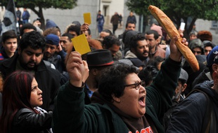 Des manifestants à Tunis, le 12 janvier 2018.