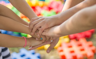 L'association Oustal Mariposa propose à des jeunes aidants des séjours qui leur permettent de couper avec leur quotidien parfois oppressant.