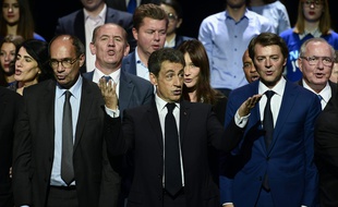 Nicolas Sarkozy, entouré par Eric Woerth (à g.) et François Baroin, lors de son meeting au Zénith de Paris, le 9 octobre 2016, en vue de la primaire de la droite et du centre.