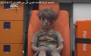 La photo d'Omran, Syrien de 5 ans blessé à Alep le 17 août 2016, est devenu emblématique des combats à Alep.