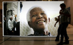 Une photo géante de Nelson Mandela au Cap, en Afrique du Sud, le 27 juin 2013