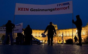 Des partisans d'extrême-droite du FPÖ manifestent contre le délit d'opinion devant le palais de la Hofburg, le 30 janvier 2015 à Vienne