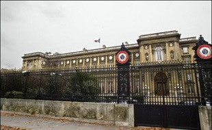 Les juges Jean-Marie d'Huy et Henri Pons se sont rendus vendredi matin en perquisition dans des bureaux annexes du ministère des Affaires étrangères avenue Kléber (Paris, XVIe arrondissement) dans le cadre de l'affaire Clearstream, a-t-on appris de sources proches du dossier.
