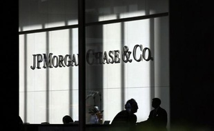 D'anciens et actuels dirigeants de JPMorgan Chase ont répondu aux questions d'un panel de sénateurs américains vendredi, admettant une chaîne d'erreurs ayant mené aux pertes gigantesques de la banque dans l'affaire de la "baleine de Londres", mais niant avoir menti.