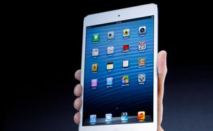 L'iPad mini, présenté le 23 octobre 2012, propose un écran de 7,9 pouces et pèse 308 grammes, soit deux fois moins que son grand frère.