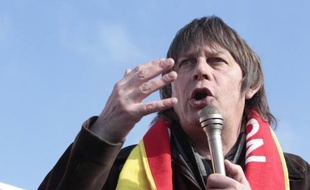 Le secrétaire général de la CGT Bernard Thibault a espéré dimanche que "plusieurs centaines de milliers de personnes" manifesteront mardi à son appel et celui de FO contre le projet de loi transposant l'accord sur l'emploi.