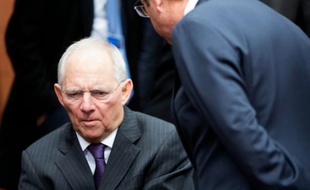 Le ministre allemand des Finances, Wolfgang Schäuble (G), avant une réunion de l'Eurogroup le 11 février 2016 à Bruxelles