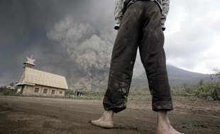 Le mont Sinabung est entré en éruption, le 1er février, dans le nord de Sumatra (Indonésie).
