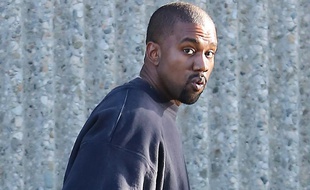 Kanye West à la sortie de son bureau à Calabasas en Californie