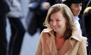 La compagne du président de la République, la journaliste Valérie Trierweiler, a endossé jeudi pour la première fois son rôle d'"ambassadrice" de la Fondation Danielle Mitterrand en inaugurant une vente aux enchères à son profit.