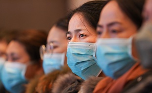 Du personnel médical venu de Shanghai à Wuhan, en Chine, le 25 janvier 2020.