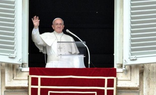 Le pape François a prié dimanche pour les près de 200 morts du séisme qui a frappé en début de semaine les Philippines, qualifiant ce pays majoritairement catholique d'Asie du Sud-Est de "chère Nation", devant des milliers de pèlerins.