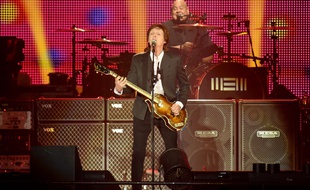 Paul McCartney sur la scène de l'Echo Arena à Liverpool