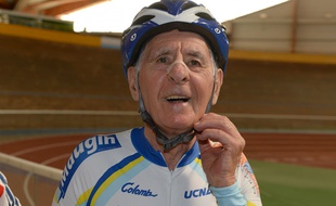 Gérard Maugin, 84 ans, a battu le record de l'heure dans sa catégorie, le 26 septembre 2014 à Bordeaux